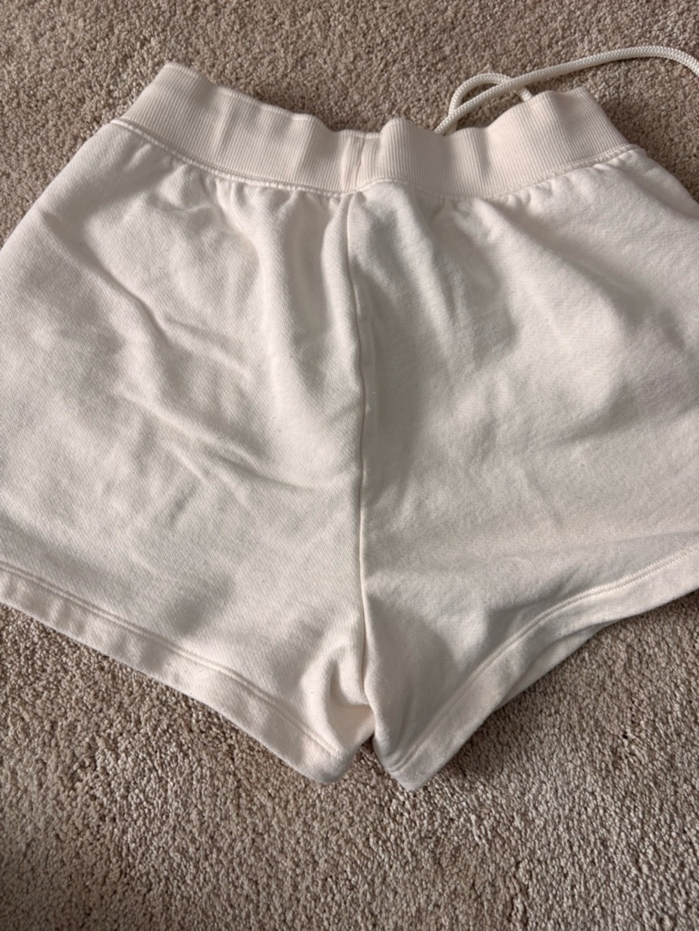 ALO Yoga Cream Ribbed shirt and Matching Cream Shorts Set - Picture 3 of 4